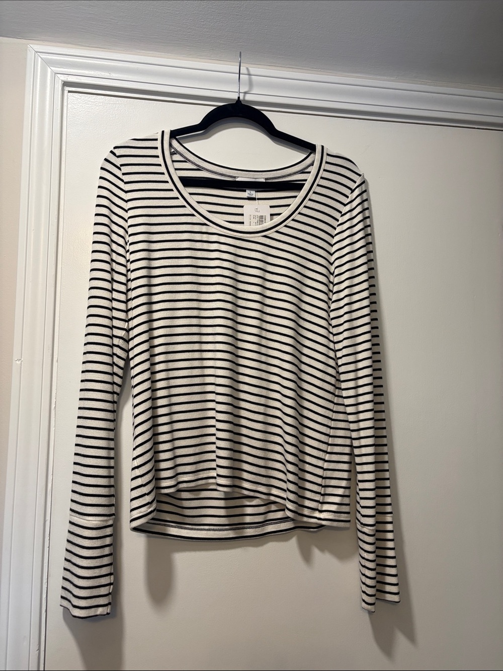 Evereve Black & White Striped Long-Sleeve Scoop Neck Top